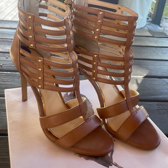 Jessica Simpson nude color 3 inch heels. - Picture 2 of 6